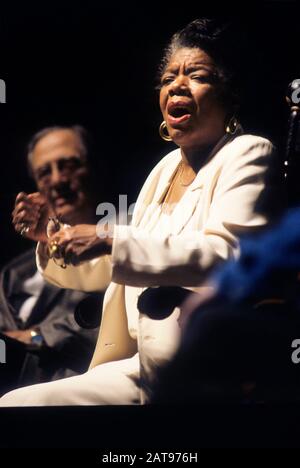 Die Dichterin Maya Angelou hält eine Rede bei der Liz Carpenter Lecture Series an der University of Texas in Austin. ©Bob Daemmrich Stockfoto