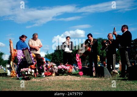 San Antonio, Texas 02NOV01: Mexikanische Mariachi-Band tritt während Dia de los Muertos Feier auf dem San Fernando Friedhof, auf der Südwestseite, mexikanische Tradition, um die Toten zu ehren, indem sie den ganzen Tag auf dem Friedhof besuchen. ©Bob Daemmrich Stockfoto