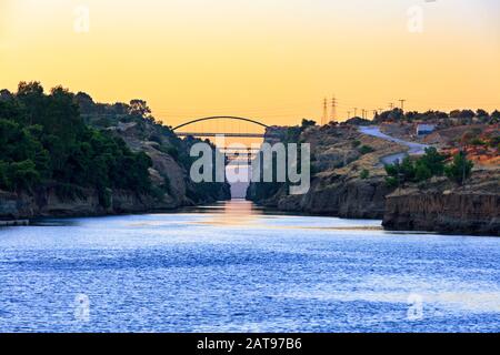 Blick auf die Transportbrücken über den Korinther Kanal in Griechenland gegen das Morgenlicht des ersten Tages. Stockfoto