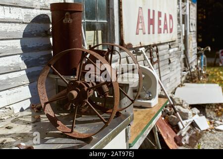 In einem Antiquitätengeschäft in Maine werden Vintage- und Antiquitätenartikel verkauft. Maine, USA Stockfoto