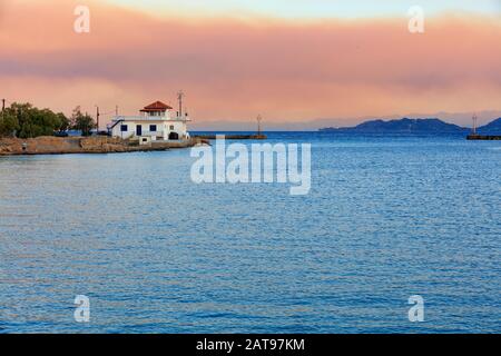 Breiter Eingang zum Korinthkanal in Griechenland in den Strahlen der aufgehenden Sonne und des Horizonts im Morgenmeer, Bild mit Kopienraum. Stockfoto