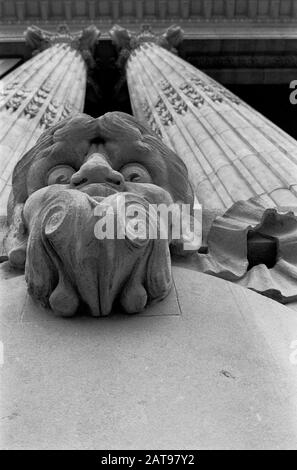 PARIS GRAND PALAIS SÄULEN- UND KOPFBILDHAUERDETAILS - PARISER KUNST - PARISER ARCHITEKTURPLASTIK - PARIS XIX JAHRHUNDERT - SCHWARZ-WEISS-SILBERFILM-BILD © FRÉDÉRIC BEAUMONT Stockfoto