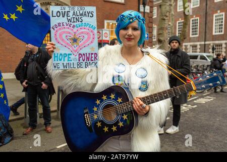 Westminster, Großbritannien. Januar 2020. EU-Supergirl. Pro Europe Rallye, mit Bollox zu Brexit minis außerhalb von Europe House, Westminster. Stockfoto