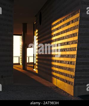 Sonnenaufgang mit goldenem Licht und Schatten im Restaurant Fiore di Pietra, entworfen von dem Archistar Mario Botta, Monte Generoso, Schweiz Stockfoto