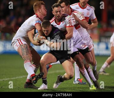 Harvey Livett von Hull KR und Ryan Brierley packen Ryan Hampshire von Wakefield während des Betfred Super League Matches im Craven Park, Hull an. Stockfoto