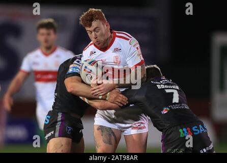 Harvey Livett von Hull KR wird während des Betfred Super League-Matches im Craven Park, Hull von Wakefields Danny Brough und Jay Pitt in Angriff genommen. Stockfoto