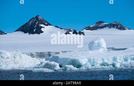 Atemberaubende Küstenlandschaften entlang der Tabarin-Halbinsel im antarktischen Kontinent Stockfoto