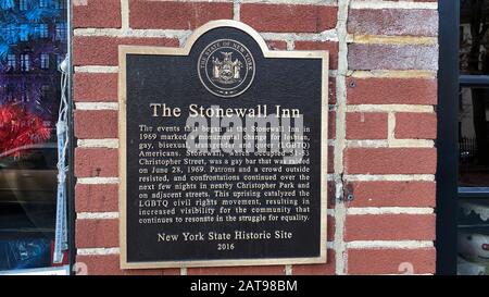 Beschriftung an der Wand in Erinnerung an die Stonewall-Krawalle 1969 in NYC Stockfoto