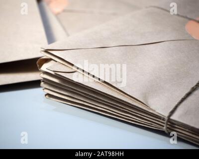 Auf dem mit einer Schnur gebundenen Tisch liegt ein Briefstapel in Kraft-Umschlägen Stockfoto