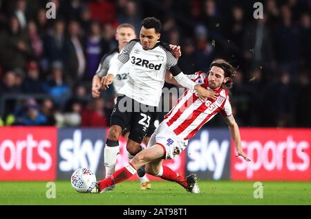 Duane Holmes (links) von Derby County und Joe allen von Stoke City kämpfen beim Sky Bet Championship Match im Pride Park, Derby um den Ball. Stockfoto