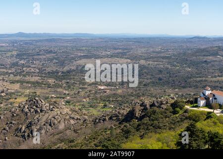 Landschaft Berge und Convento de Nossa Senhora da Estrela Kirche rund um Marvao in Alentejo, Portugal Stockfoto