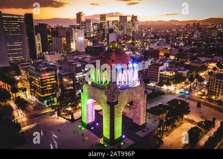 Mexiko-Stadt, Mexiko, Luftbild des architektonischen Denkmals der Revolution (Monumento a la Revolucion) in der Dämmerung. Stockfoto