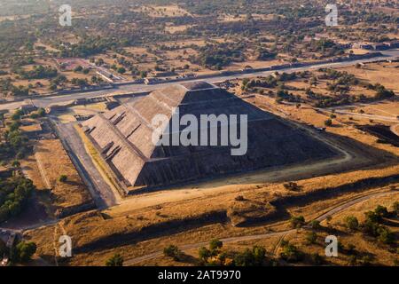 Luftaufnahme der Sonnenpyramide bei Sonnenuntergang in der alten aztekischen Stadt Teotihuacan, Mexiko. Stockfoto