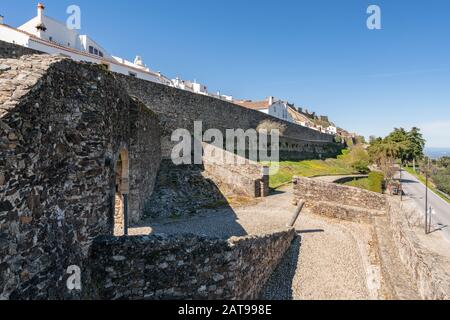 Traditionelle Häuser an einer schönen Straße innerhalb der Burgmauern in Marvao, Alentejo, Portugal Stockfoto