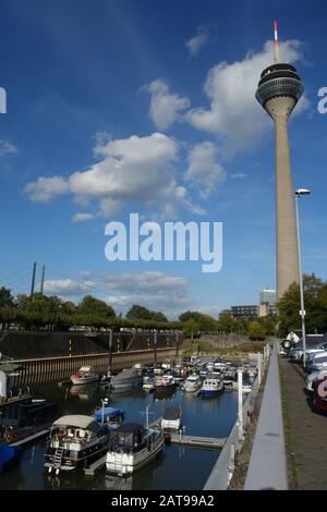 Medienhafen in Düsseldorf mit Rheinturm im Hintergrund. Stockfoto