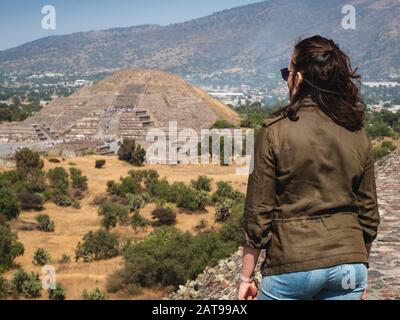 Touristen, die einen Blick auf die Teotihuacan-Pyramide in der Nähe von Mexiko-Stadt, Mexiko, haben. Stockfoto