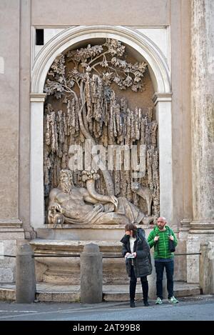 Einer von vier Springbrunnen, die den Fluss Tiber an Der Via delle Quattro Fontane, Rom, Italien darstellen. Stockfoto