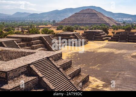 Blick auf die Sonnenpyramide und die Ruinen in der alten aztekischen Stadt Teotihuacan, in der Nähe von Mexiko-Stadt, Mexiko. Stockfoto