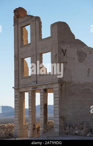 Ein zerfallendes Gebäude in Rhyolith, Nevada Stockfoto