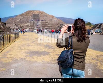 Touristen, die Fotos von der Mondpyramide in der antiken Stadt Teotihuacan in der Nähe von Mexiko-Stadt, Mexiko machen. Stockfoto