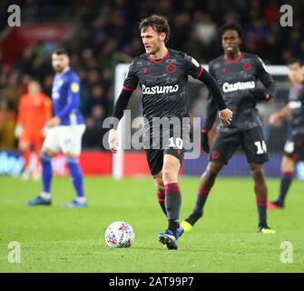 Cardiff, Wales, Großbritannien. Januar 2020. English Championship Football, Cardiff City versus Reading; John Swift of Reading - Ausschließlich redaktionelle Verwendung. Keine Verwendung mit nicht autorisierten Audio-, Video-, Daten-, Regallisten-, Club-/Liga-Logos oder Live-Diensten. Die Online-Nutzung ist auf 120 Bilder beschränkt, keine Videoemulation. Keine Verwendung bei Wetten, Spielen oder Einzelspielen/Liga-/Spielerveröffentlichungen Credit: Action Plus Sports Images/Alamy Live News Stockfoto