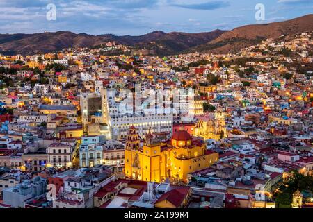 Guanajuato State, Mexiko, Blick auf das Stadtbild von Guanajuato, einschließlich der historischen Wahrzeichen der Basilika Unserer Lieben Frau von Guanajuato in der Abenddämmerung. Stockfoto