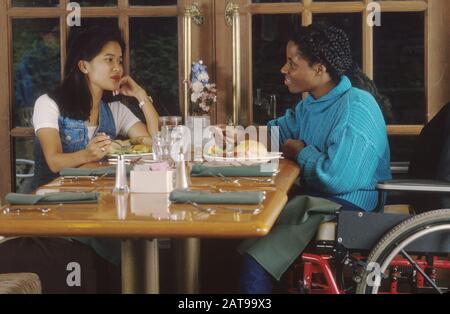 Austin, Texas: Hispanischer College-Student und afroamerikanischer Freund essen zu Abend. ©Bob Daemmrich Stockfoto