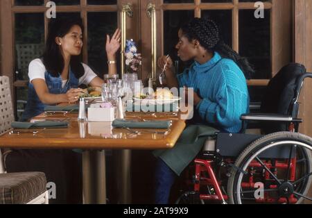 Austin, Texas: Hispanischer College-Student und afroamerikanischer Freund essen zu Abend. ©Bob Daemmrich Stockfoto