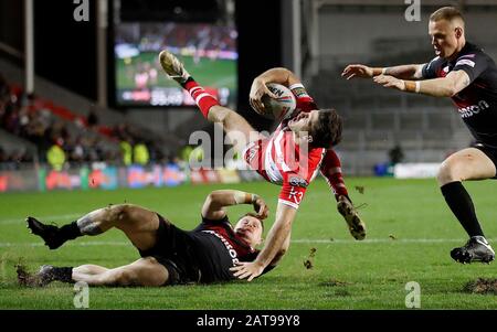 Lachlan Coote der Heiligen St. Helens wird während des Betfred Super League-Spiels im Totally Wicked Stadium, St Helens, von Luke Yates (links) und Kevin Brown (rechts) von Salford Red Devils angepackt. Stockfoto