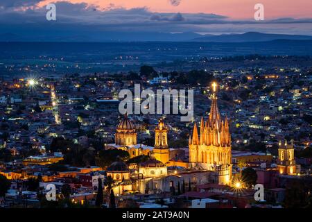 San Miguel de Allende in der Abenddämmerung, Guanajuato, Mexiko. Stockfoto