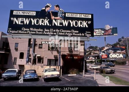 Plakate auf dem Sunset Strip, darunter Liza Minelli, Robert DeNiro in New York, New York, der Marlboro Man und der Film Orca im Juli 1977. Stockfoto