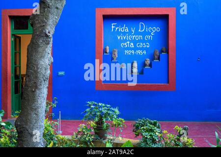 Das berühmte Frida Kahlo Museum, auch bekannt als Casa Azul (blaues Haus) in Mexiko-Stadt, Mexiko. Stockfoto