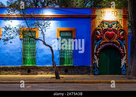 Das berühmte Frida Kahlo Museum, auch bekannt als Casa Azul (blaues Haus) in Mexiko-Stadt, Mexiko. Stockfoto