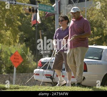 Austin, Texas: White Cane Safety Day für blinde Schüler der Texas School for the Blind and Sehbehinderten, die Sicherheit auf öffentlichen Straßen fördern. 14. Oktober 2004 ©Bob Daemmrich Stockfoto