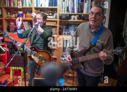 31. Januar 2020, Schleswig-Holstein, Klein Pampau: Iain Macnab (r), ehemaliger Bürgermeister der kleinen Gemeinde Brunsmark bei Mölln, spielt mit seinen Mitmusikern Sigi Kreii bei der Probe der Band "Lucky Devils". Der Schotte Macnab lebt seit über vierzig Jahren in Deutschland und ist seit elf Jahren Bürgermeister der Stadt mit 160 Einwohnern. Mit dem Brexit muss Macnab von seinem Amt als Bürgermeister zurücktreten und darf auch nicht mehr am Gemeinderat teilnehmen. Foto: Jens Büttner / dpa-Zentralbild / dpa Stockfoto