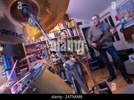 31. Januar 2020, Schleswig-Holstein, Klein Pampau: Iain Macnab (r), ehemaliger Bürgermeister der kleinen Gemeinde Brunsmark bei Mölln, spielt mit seinen Mitmusikern Sigi Kreii bei der Probe der Band "Lucky Devils". Der Schotte Macnab lebt seit über vierzig Jahren in Deutschland und ist seit elf Jahren Bürgermeister der Stadt mit 160 Einwohnern. Mit dem Brexit muss Macnab von seinem Amt als Bürgermeister zurücktreten und darf auch nicht mehr am Gemeinderat teilnehmen. Foto: Jens Büttner / dpa-Zentralbild / dpa Stockfoto