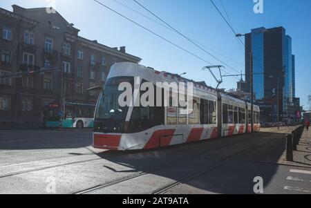 19. April 2019 in Tallinn, Estland. Niederflur-straßenbahn auf einer der Straßen der Stadt. Stockfoto