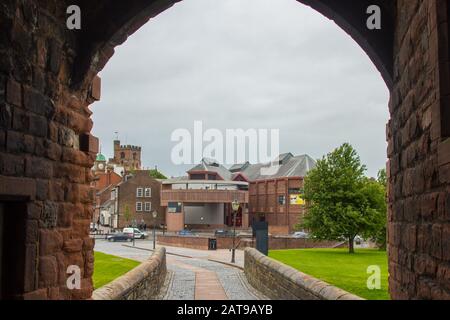 Blick auf das Stadtzentrum durch das Burgtor Stockfoto