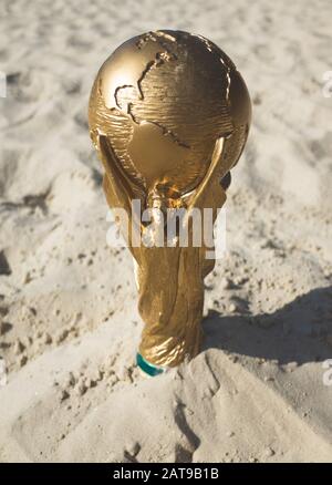 30. Mai 2019. Doha, Katar. FIFA WM-Pokal auf Sand. FIFA WM 2022 in Katar statt. Stockfoto