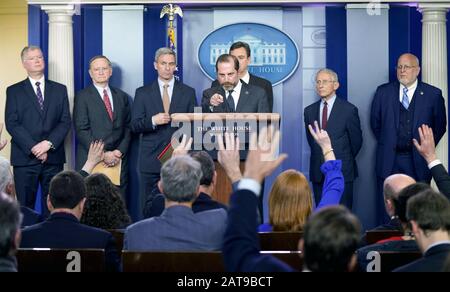 Washington, USA. Januar 2020. Alex Azar, Gesundheitsminister der Vereinigten Staaten, spricht während einer Pressekonferenz im Weißen Haus am Freitag, 31. Januar 2020 in Washington, DC, über das Coronavirus. Zu den Teilnehmern gehörten Mitglieder der Coronavirus Task Force von Präsident Trump. Staatssekretär Azar kündigte an, dass die Vereinigten Staaten das Virus für eine Notsituation im öffentlichen Gesundheitswesen erklären. Foto von Leigh Vogel/UPI Credit: UPI/Alamy Live News Stockfoto