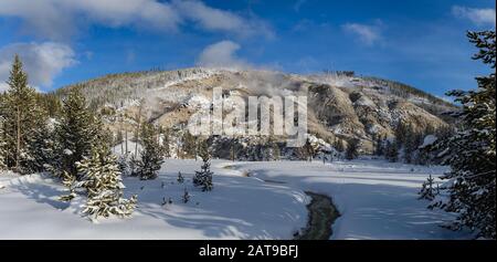 Dampf steigt im Winter aus den Fumarolen am Roaring Mountain. Yellowstone National Park, Wyoming, USA Stockfoto