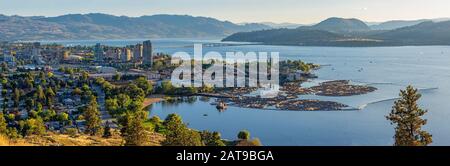 Ein hochauflösendes Panorama der Skyline von Kelowna British Columbia und des Okanagan Lake mit der R W Bennett Bridge im Hintergrund, vom Knox Mountain Stockfoto