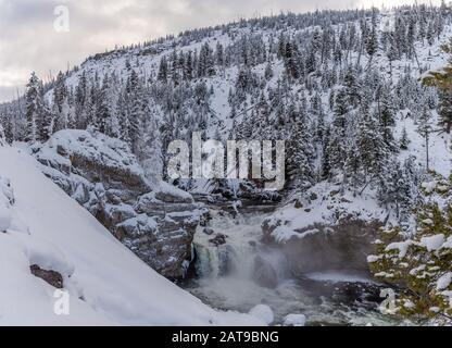 Robustes Gelände an den Firehole Falls im Winter. Yellowstone National Park, Wyoming, USA Stockfoto