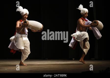 Guwahati, Assam, Indien. Januar 2020. Künstler, die auf dem 11. Pragjyoti International Dance Festival im Sri Madhabdev International Auditorium in Panjabari, Guwahati, den traditionellen Tanz ''˜Pung Cholom' vorführen. Credit: David Talukdar/ZUMA Wire/Alamy Live News Stockfoto