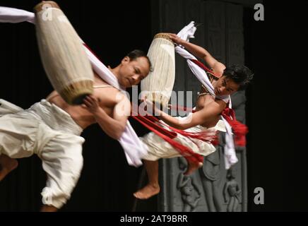 Guwahati, Assam, Indien. Januar 2020. Tanzkünstler, die auf dem 11. Pragjyoti International Dance Festival im Sri Madhabdev International Auditorium auf dem Traditionellen Tanz "Pung Choloma" auftreten. Credit: David Talukdar/ZUMA Wire/Alamy Live News Stockfoto