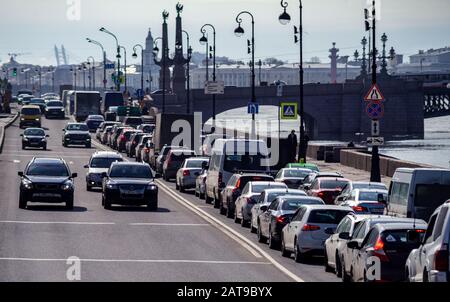 April 2018. St. Petersburg, Russland. Autos auf dem Schlossdamm. Stockfoto