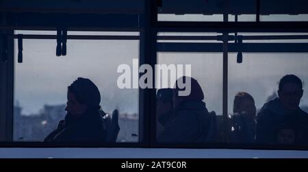 April 18, 2018. St. Petersburg, Russland. Die Passagiere der Trolley Stockfoto