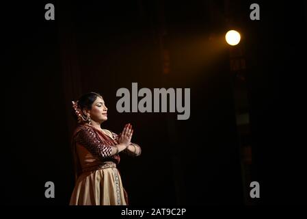 Guwahati, Assam, Indien. Januar 2020. Kathak Tänzerin Sangita Chatterjee, die Kathak während des 11. Pragjyoti International Dance Festivals im Sri Madhabdev International Auditorium in Panjabari, Guwahati, vorführte. Credit: David Talukdar/ZUMA Wire/Alamy Live News Stockfoto