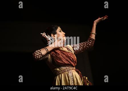 Guwahati, Assam, Indien. Januar 2020. Kathak Tänzerin Sangita Chatterjee, die Kathak während des 11. Pragjyoti International Dance Festivals im Sri Madhabdev International Auditorium in Panjabari, Guwahati, vorführte. Credit: David Talukdar/ZUMA Wire/Alamy Live News Stockfoto