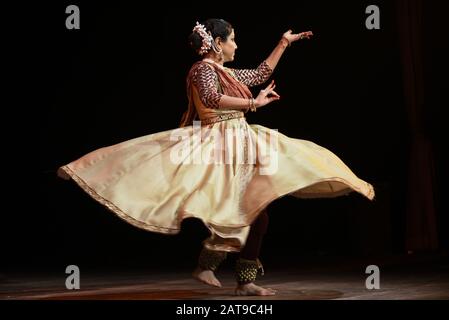 Guwahati, Assam, Indien. Januar 2020. Kathak Tänzerin Sangita Chatterjee, die Kathak während des 11. Pragjyoti International Dance Festivals im Sri Madhabdev International Auditorium in Panjabari, Guwahati, vorführte. Credit: David Talukdar/ZUMA Wire/Alamy Live News Stockfoto